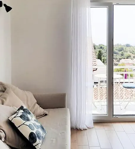 Walk To The From A Cool And Modern 흐바르